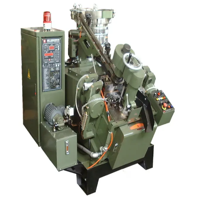Máquina formadora de tornillos autoperforantes